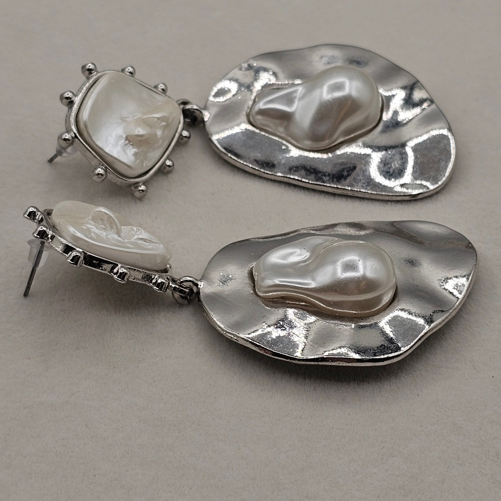 Silver Tone Earrings Baroque Simulated Pearl Hammered Metal Drop Modern - Picture 10 of 14